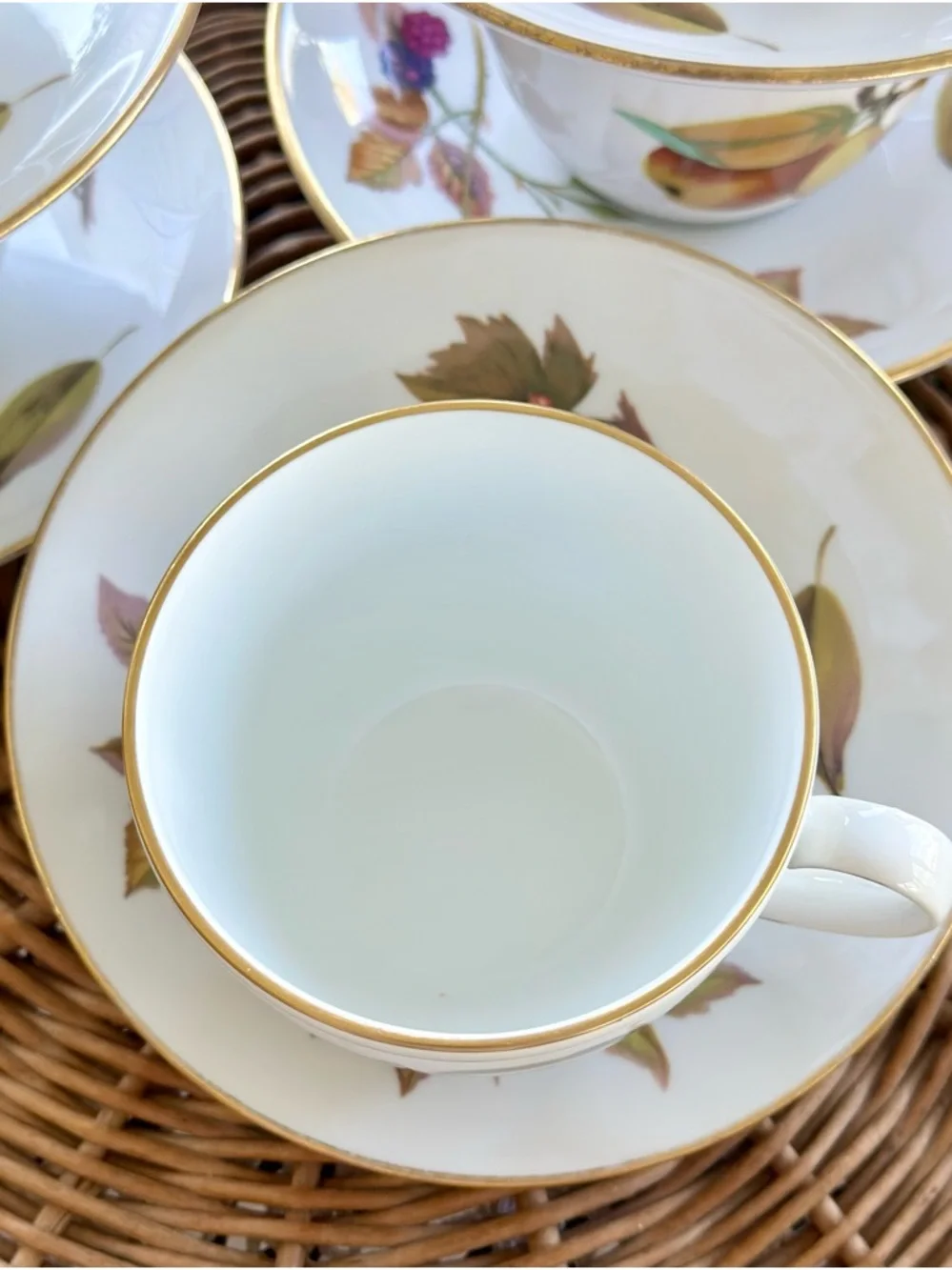 5 Vintage Royal Worcester Evesham Cups and Saucers Set England Gold Trim